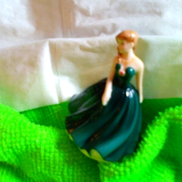 Mini Royal Dolton Figurine (Sarah) - Picture 6 of 13
